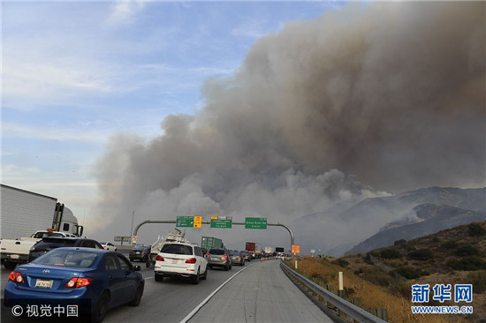 美国加州山火肆虐300户居民撤离 现场火光冲天