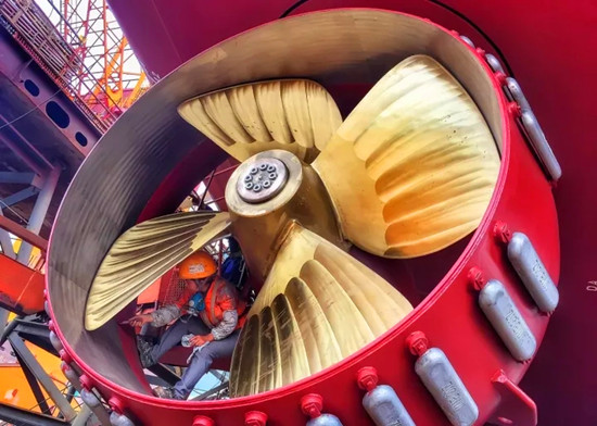 给螺旋桨补漆(张维健/摄) 给螺旋桨补漆(张维健/摄)