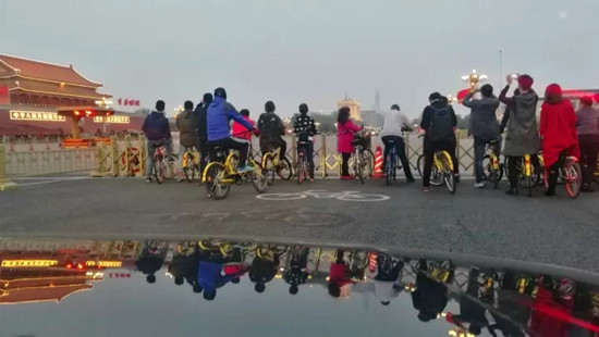 长安街上的共享单车(盛佳鹏/摄) 长安街上的共享单车(盛佳鹏/摄)