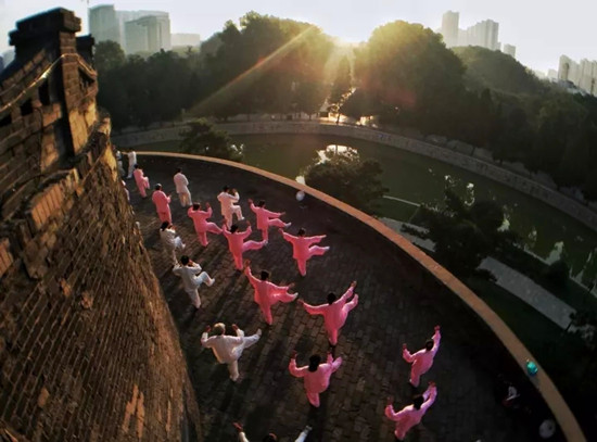 太极情(李伟明/摄) 太极情(李伟明/摄)