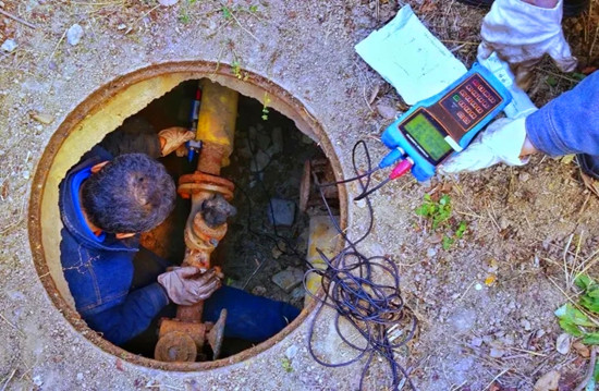 地下工作(王海/摄) 地下工作(王海/摄)