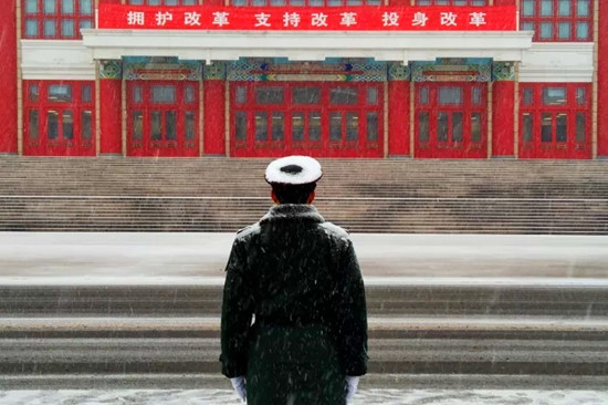 坚守岗位(张亮/摄) 坚守岗位(张亮/摄)