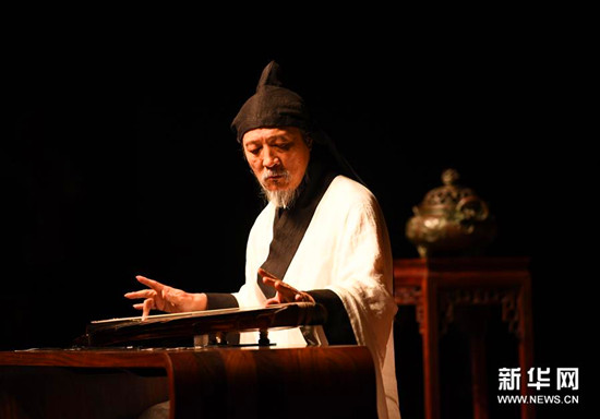 古琴家袁中平在艺术节音乐会上弹奏《潇湘水云》 古琴家袁中平在艺术节音乐会上弹奏《潇湘水云》