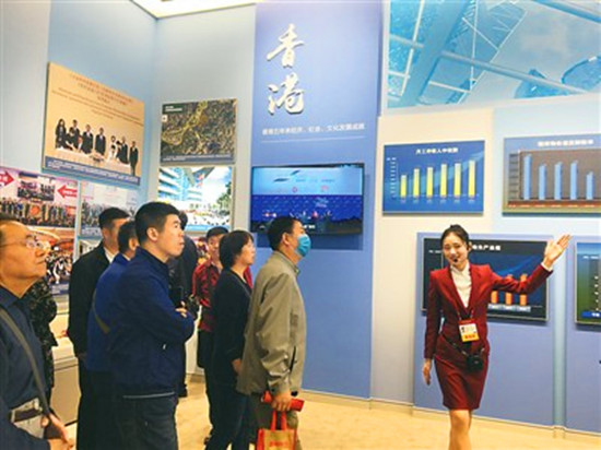 图为导览员在向观众介绍展区内容 图为导览员在向观众介绍展区内容