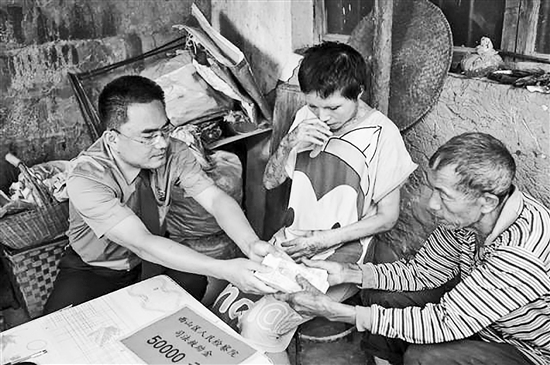 女子烧伤无钱治 检察官送救助金 女子烧伤无钱治 检察官送救助金