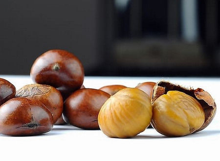 板栗好吃皮难剥 一招10秒搞定