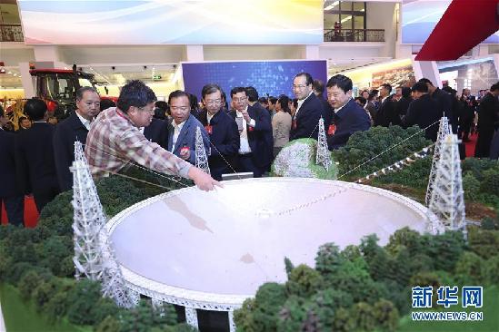 10月19日晚,2000余名党的十九大代表陆续来到北京展览馆参观“砥砺奋进的五年”大型成就展。 10月19日晚,2000余名党的十九大代表陆续来到北京展览馆参观“砥砺奋进的五年”大型成就展。