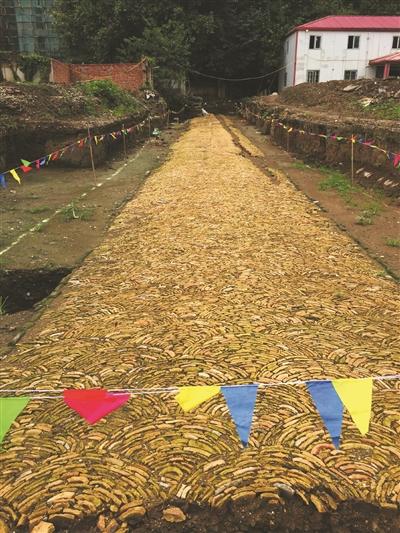 南京普德寺遗址出土“金光大道” 琉璃瓦铺就