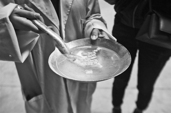 记者探访鸥粮制作:新型鸥粮不沉水更具营养 记者探访鸥粮制作:新型鸥粮不沉水更具营养