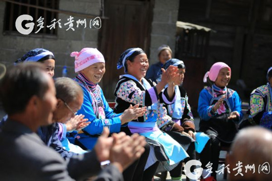 村民认真听取讲解，精彩处引来掌声