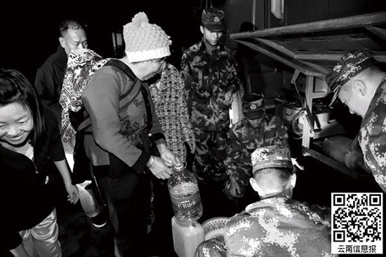 武警云南总队一支队 大型水罐车开进小区送水