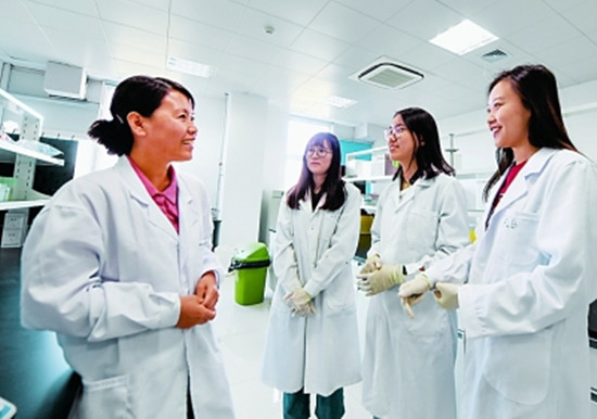 图为冯翠玲和学生在实验室里交流(新华社发) 图为冯翠玲和学生在实验室里交流(新华社发)