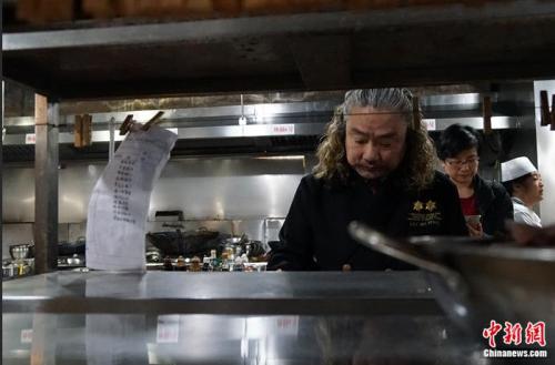 刘波平来到饭店的第一件事便是进入后厨。 