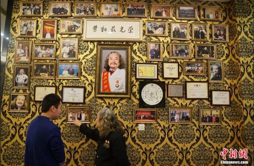 在刘波平饭店最显眼的地方悬挂着“劳动最光荣”的五字横幅。 
