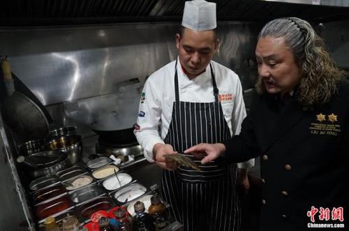 刘波平和他的徒弟。