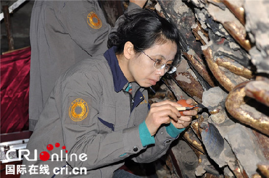 陈卉丽正在修复大足石刻千手观音造像。陈卉丽供图