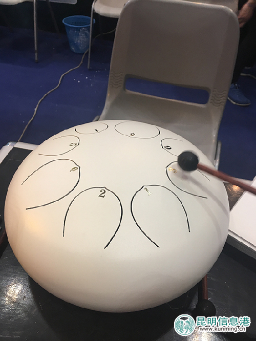 音色悠扬的色空鼓。