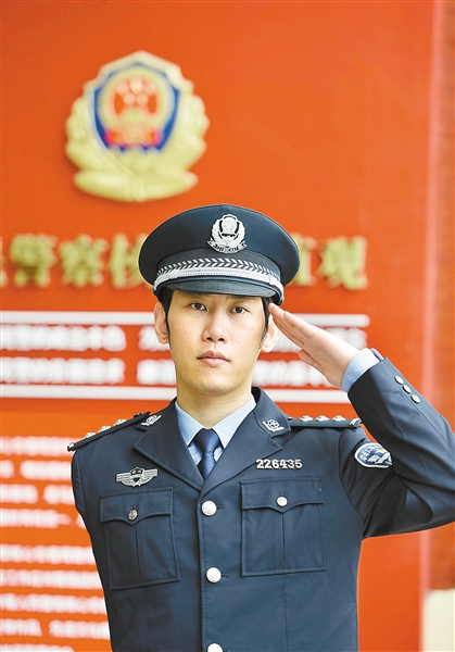 独臂刑警陈冰:模范践行十九大精神 做温暖他人的灯(图片来源:重庆日报) 独臂刑警陈冰:模范践行十九大精神 做温暖他人的灯(图片来源:重庆日报)