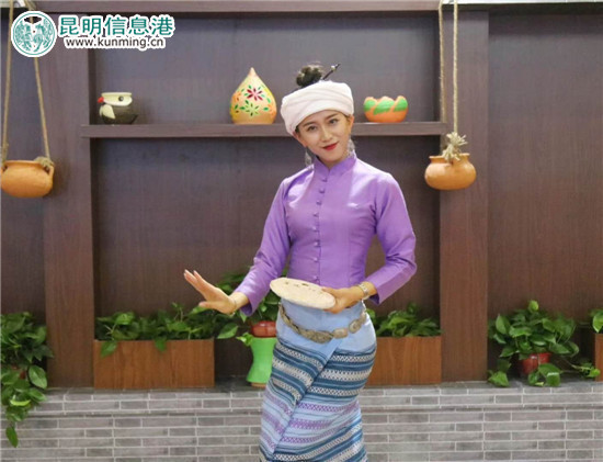 版纳“小卜少”在展示来自版纳的茶叶