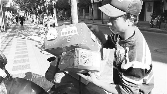 车被盗后，方斌借了一辆继续工作。