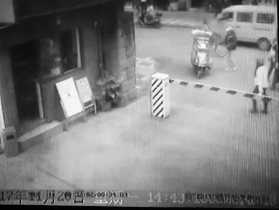 监控显示，白帽男子骑走了电动车。