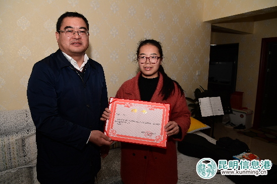 为辅助调查员颁发聘书。 为辅助调查员颁发聘书。