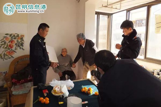 民警登门为百岁老人办理二代身份证