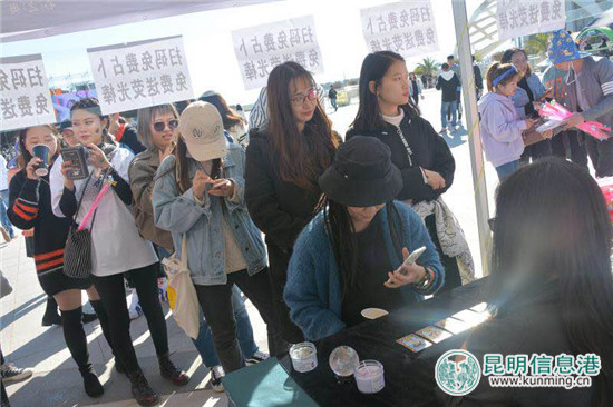 塔罗占卜师海百合亮相草莓音乐节创意市集 塔罗占卜师海百合亮相草莓音乐节创意市集