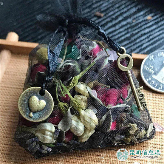 塔罗占卜师海百合亮相草莓音乐节创意市集 塔罗占卜师海百合亮相草莓音乐节创意市集