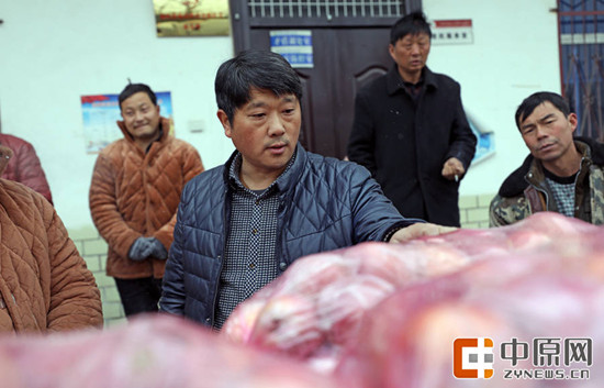 正在认真进行质量检验的王向平 正在认真进行质量检验的王向平