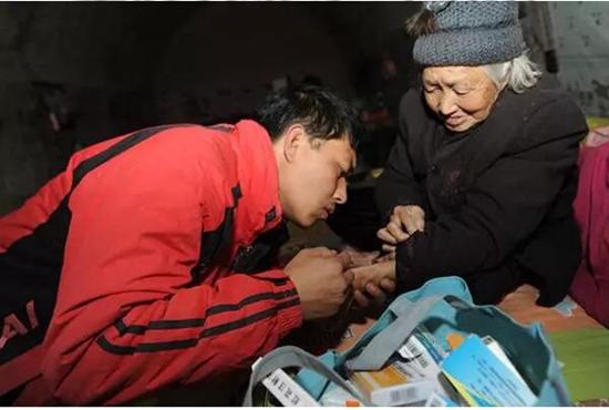 【十九大代表风采】贺星龙:行医路能绕地球10圈,这是一个赤诚村医的故事 【十九大代表风采】贺星龙:行医路能绕地球10圈,这是一个赤诚村医的故事