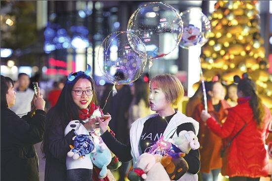 昆明连续两年文明过平安夜 环卫工人11点半下班