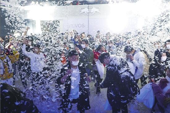 昆明连续两年文明过平安夜 环卫工人11点半下班 昆明连续两年文明过平安夜 环卫工人11点半下班