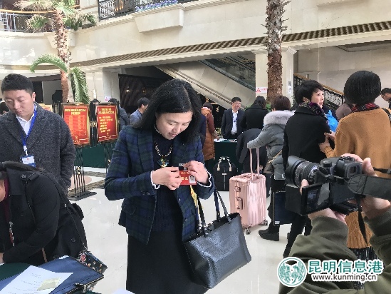 市人大代表陆续报到 为昆明建设区域性国际中心城市建言献策