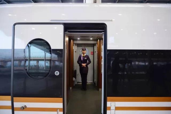 世界最快高铁“复兴号”昆明首秀 Wifi全覆盖