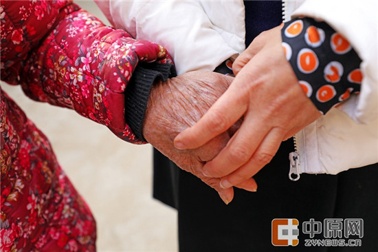 牵手,是人类最朴素的情感表达,这两双紧握的手,表达了她们之间亲密的情感 牵手,是人类最朴素的情感表达,这两双紧握的手,表达了她们之间亲密的情感