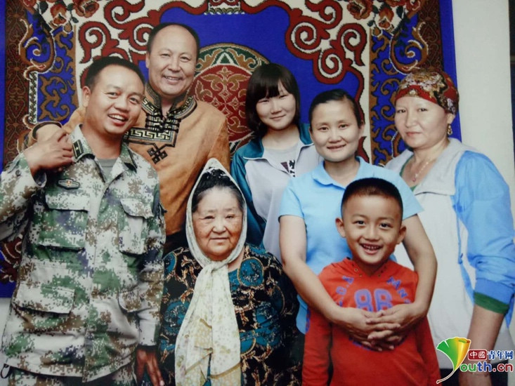 张鸿宇一家和哈丽达“妈妈”在一起。本人供图 张鸿宇一家和哈丽达“妈妈”在一起。本人供图