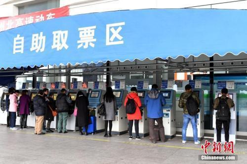 成都火车东站自助取票区。