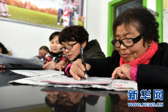 河南省汤阴县白营镇北陈王村村民在“农民夜校”学习 河南省汤阴县白营镇北陈王村村民在“农民夜校”学习