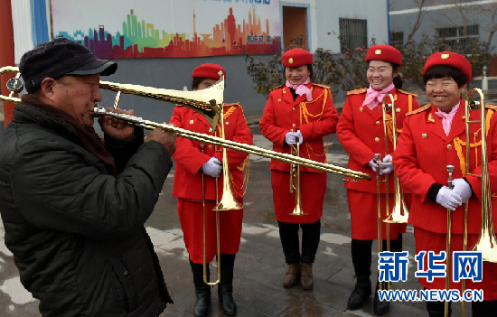 河南省汤阴县韩庄镇部落村文艺队队员在练习乐器演奏 河南省汤阴县韩庄镇部落村文艺队队员在练习乐器演奏