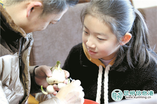 “水仙花雕刻亲子赛”走进西华公园 16组家庭为“凌波仙子”凹造型