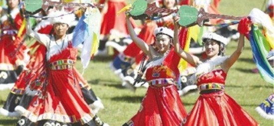 甘南藏区演员在“香巴拉”旅游艺术节开幕式上表演传统舞蹈。新华社发 甘南藏区演员在“香巴拉”旅游艺术节开幕式上表演传统舞蹈。新华社发