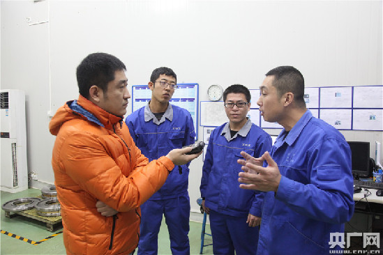 央广记者采访瓦轴集团“双师证”培训老师陈利家 央广记者采访瓦轴集团“双师证”培训老师陈利家