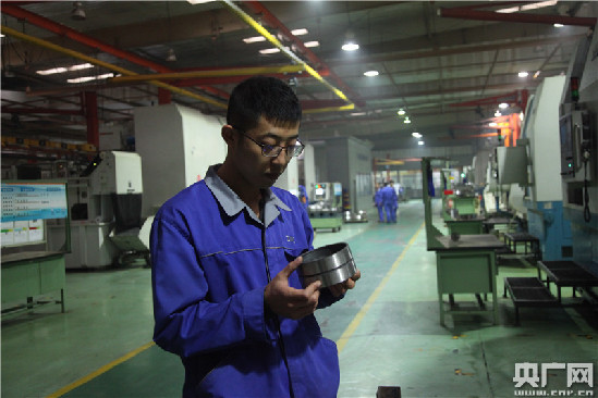 瓦轴集团精密传动轴承有限公司助理工程师王峰正在检查产品工艺 瓦轴集团精密传动轴承有限公司助理工程师王峰正在检查产品工艺