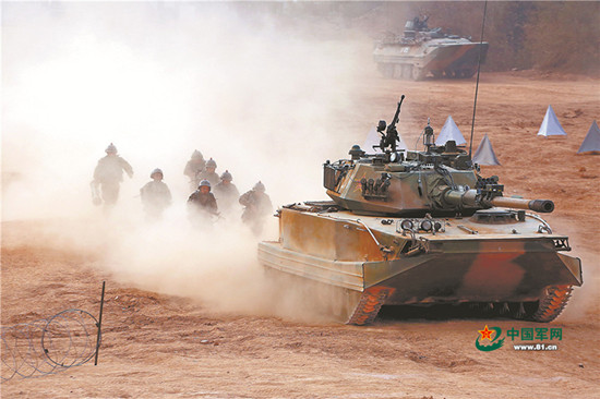 1月3日，陆军第73集团军某合成旅以一场实战化红蓝实兵对抗演练拉开新年度训练序幕，在炮火硝烟中喊响“有我无敌，敢打必胜”的铮铮誓言。图为步坦协同进攻。王路加 摄（资料图）