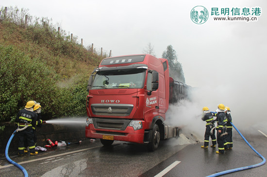 挂车轮胎爆炸致车辆着火 保山消防快速营救