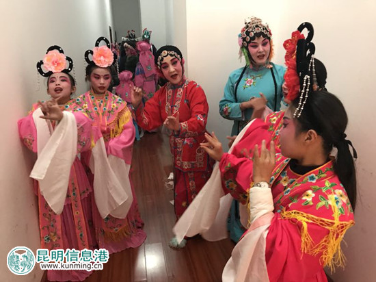 老艺术家们和官渡区云溪小学的学生一起为大家呈现了精彩的滇剧表演