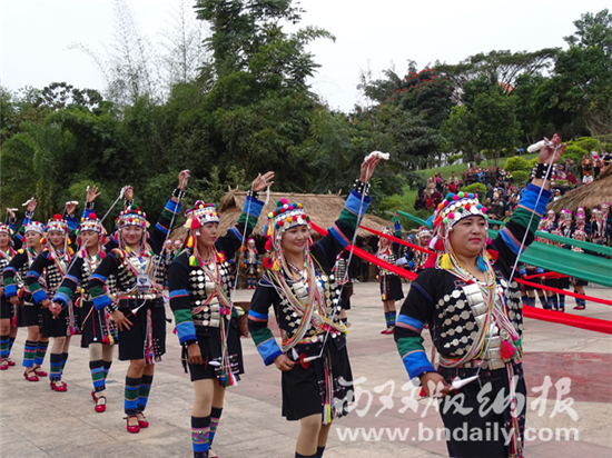 勐腊庆祝嘎汤帕节 再现搓线纺线织布舂粑粑等生活场景