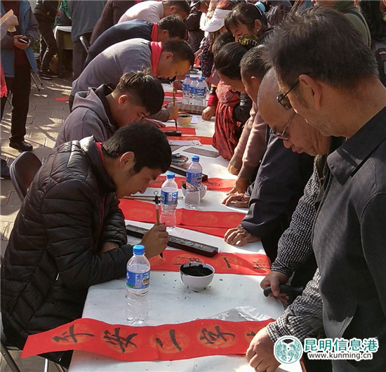 翠湖公园和雅鹏书院“迎新春·送春联” 一天送出春联1000多幅 翠湖公园和雅鹏书院“迎新春·送春联” 一天送出春联1000多幅
