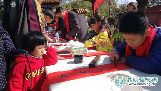 翠湖公园和雅鹏书院“迎新春·送春联” 一天送出春联1000多幅 翠湖公园和雅鹏书院“迎新春·送春联” 一天送出春联1000多幅